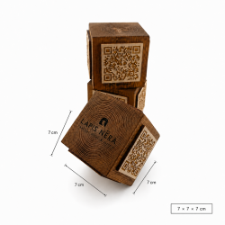 Ξύλινος Κύβος με Λογότυπο & QR Code | Βαμμένος | Μασίφ Πεύκο 7cm